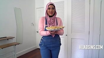 Play Chubby Girl In Hijab Offers Her Virginity On A Platter - POV