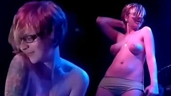 Play Стриптиз фанатки на концерте / Striptease on stage at a punk concert