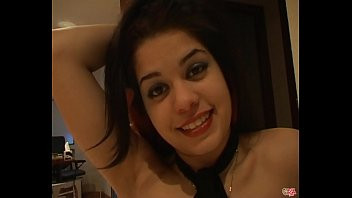 Play Recién cumplidos los 18 añitos, Silvia Rodríguez debuta en el porno