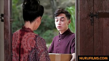 Play Teen delivery boy molested by horny Milf