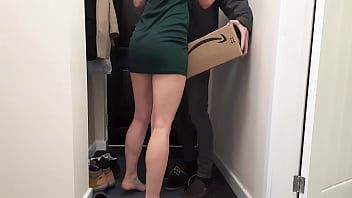 Play Lucky amazon delivery guy seduced by lonely divorced young mom gets blowjob and free sex as a tips.